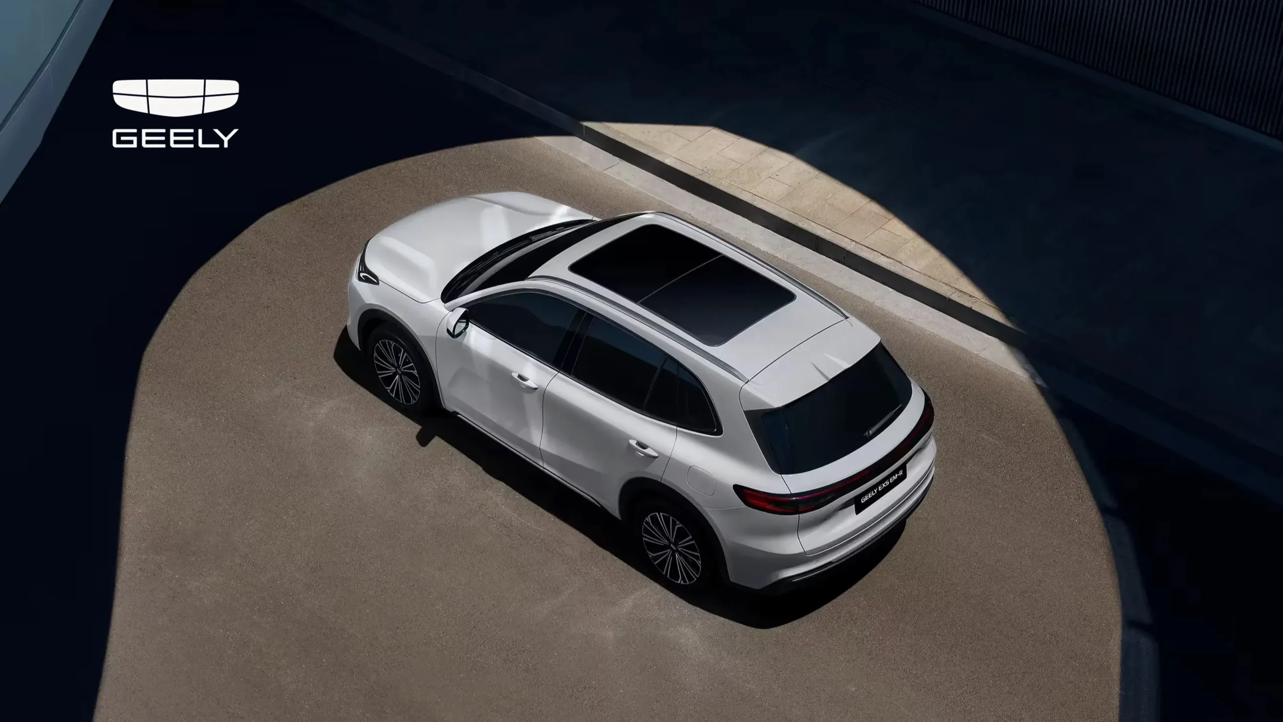Geely объявила цены и комплектации гибридного EX5 в России